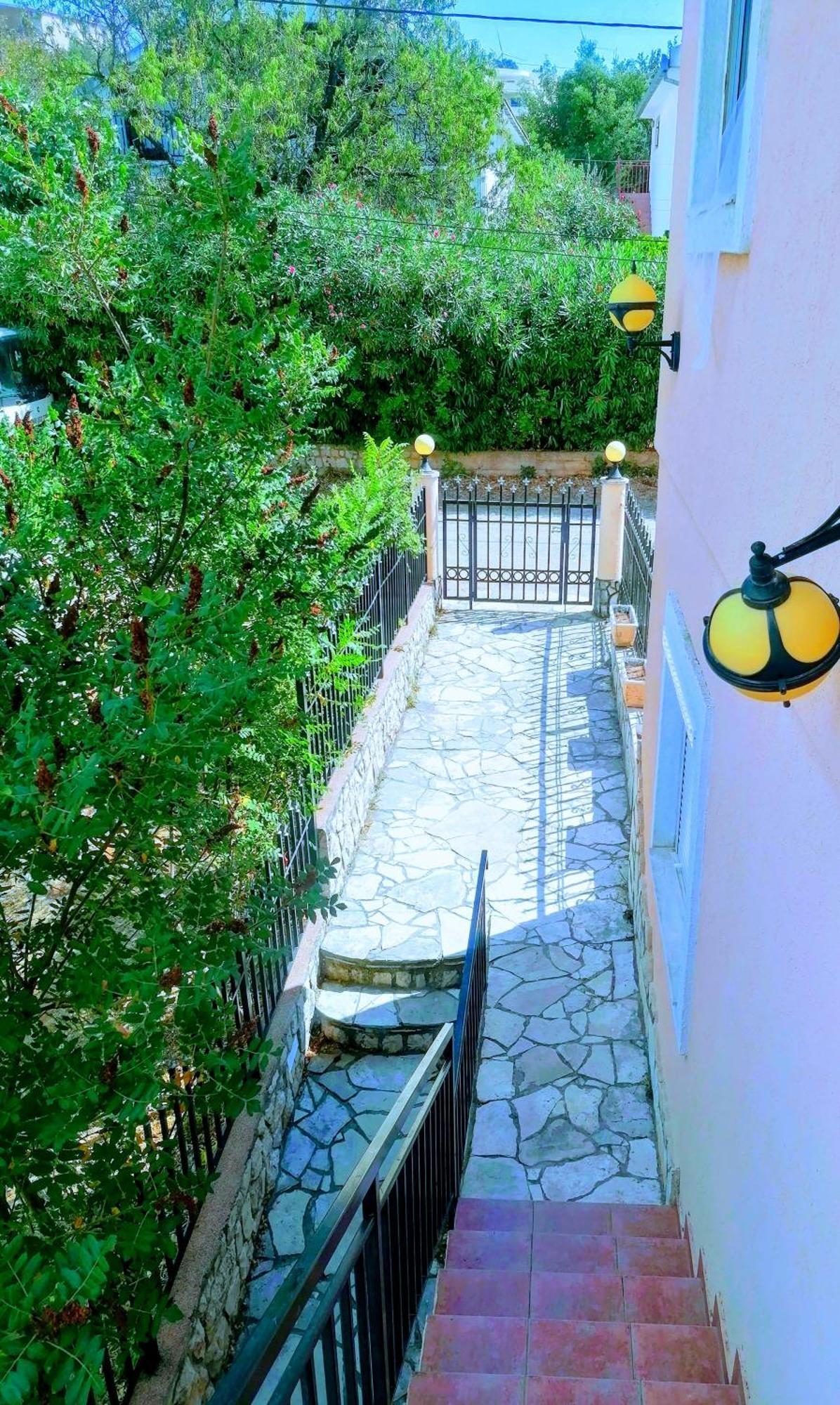 Apartmani Ljubica Utjeha Exteriör bild