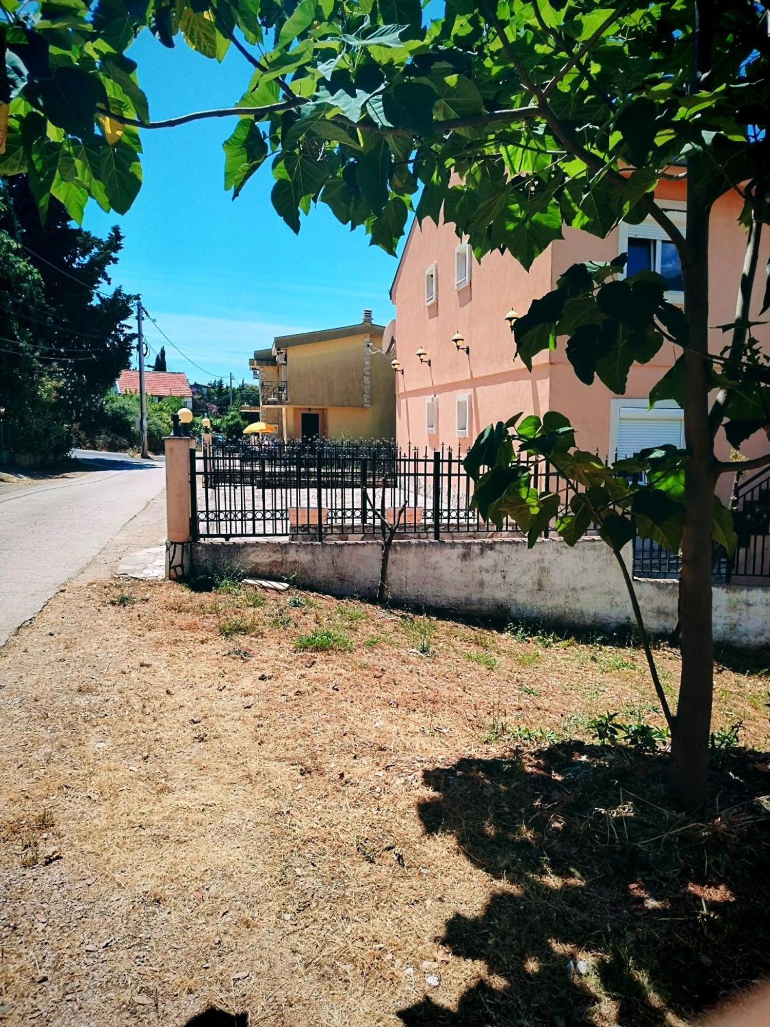 Apartmani Ljubica Utjeha Exteriör bild